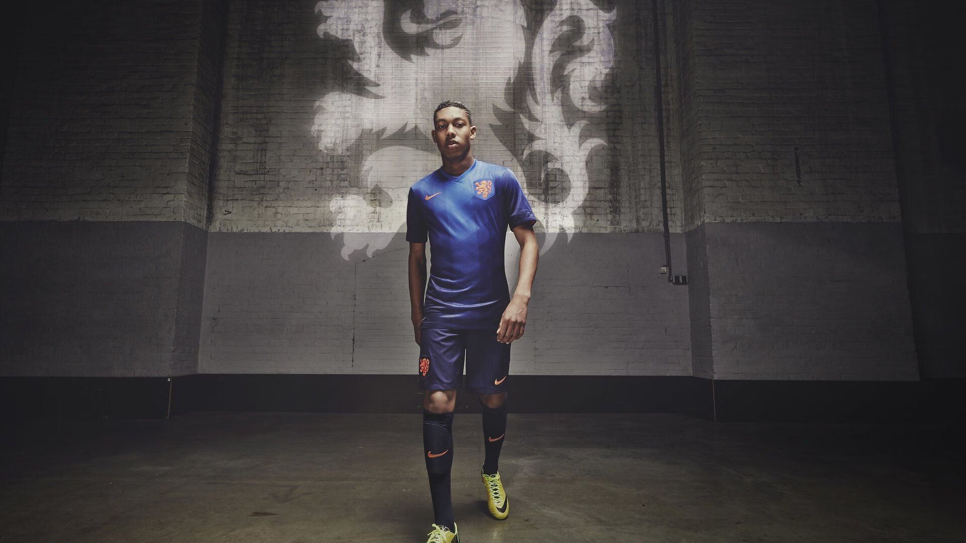 “东安湖赛场：铁人三项运动员挑战赛道，拼劲力与速度”